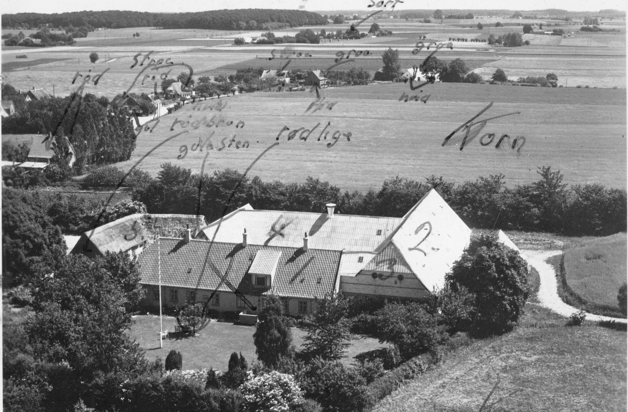 Luftfoto af Vægtergården fra 1952 med fotografens håndskrevne farvenoter