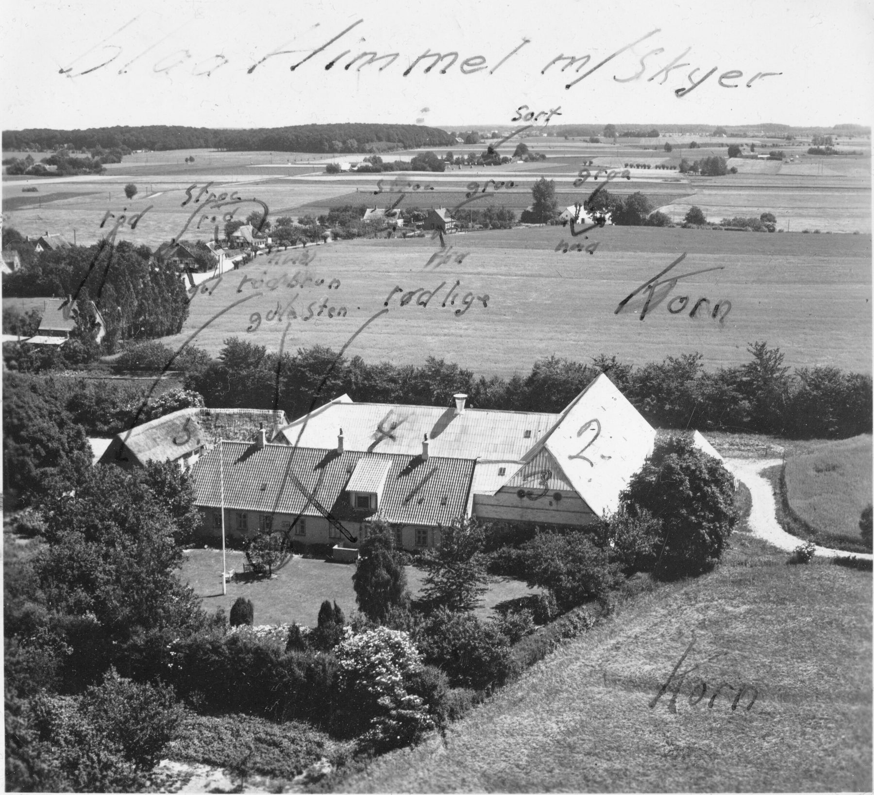 Sort-hvidt luftfoto af Vægtergården 1952 med håndskrevne farveangivelser