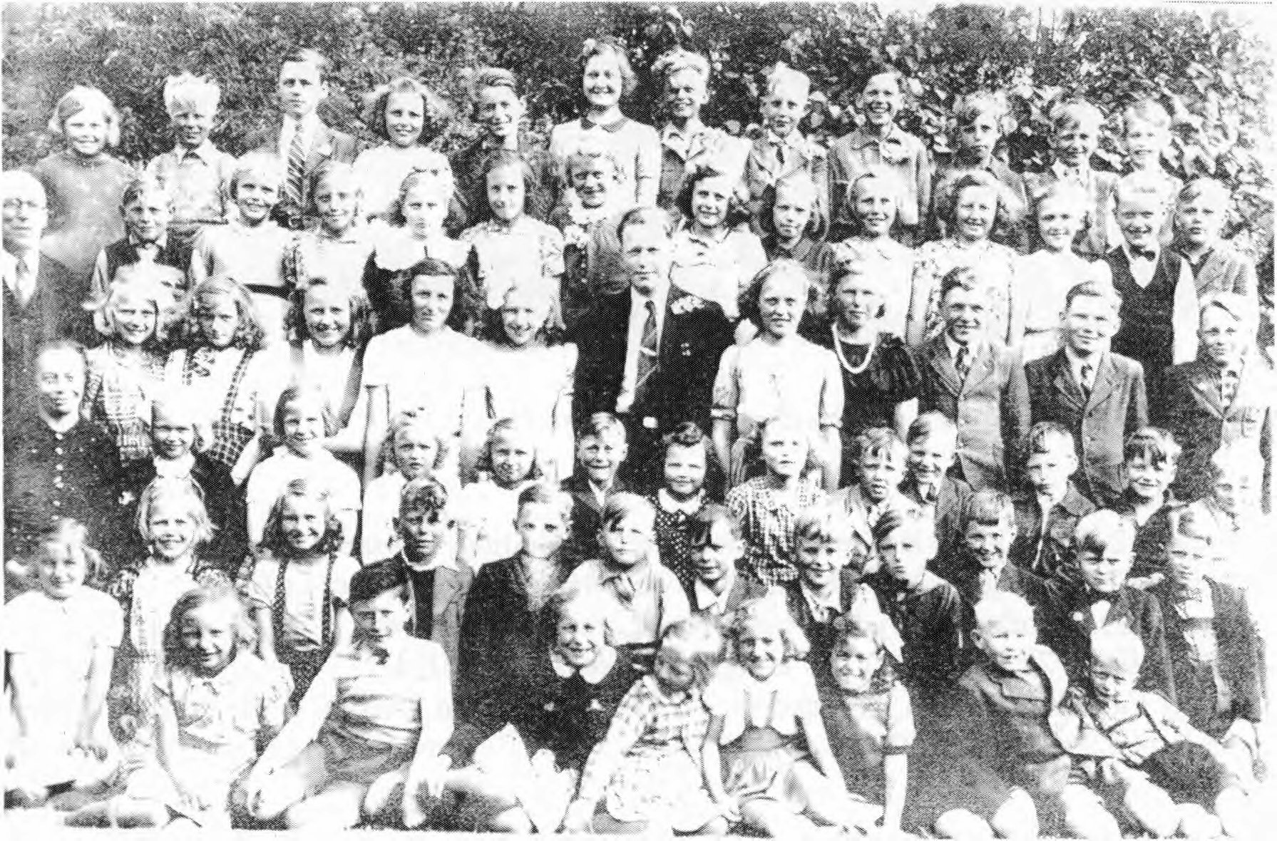 Klassefoto fra Ønslev Skole 1945 med omkring halvtreds børn