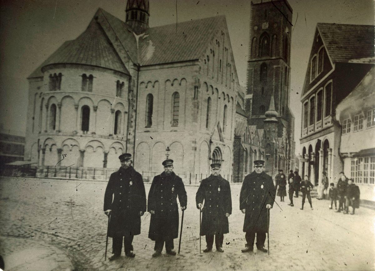 To vægtere med morgenstjerne og lygte i Ribe 1902